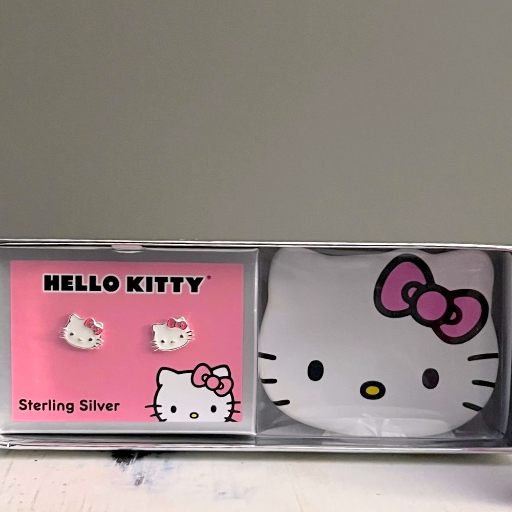 Hello Kitty Sterling Silver stud earrings! Gift set with Trinket tray! N…